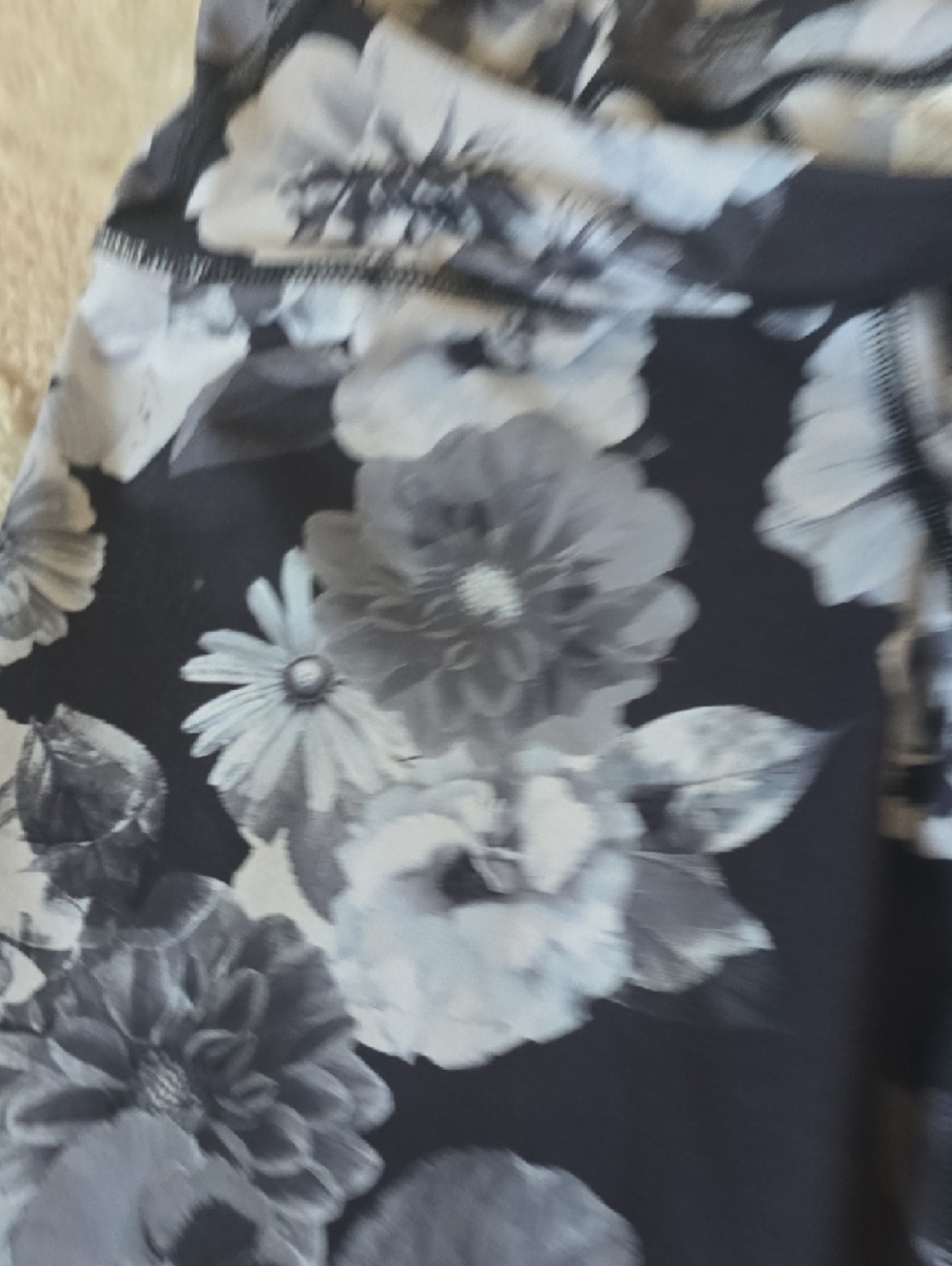 Old Navy Black and White Floral Leggings Active - Picture 6 of 6